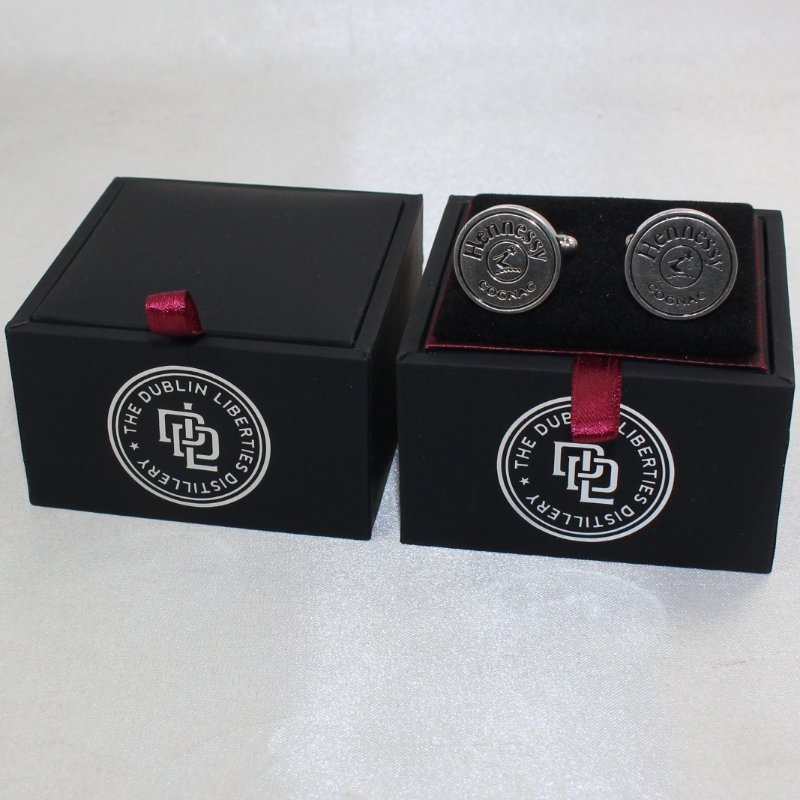 Artículo V-20S caja cuadrada de cuero de PU para gemelos, etc. mm. 65 * 65 * 38, pesa alrededor de 62 g