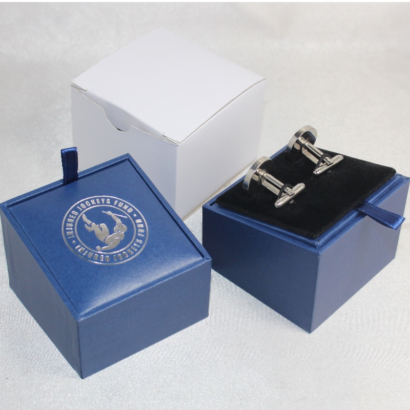 Artículo Caja cuadrada de cuero PU V-20X para clips de corbata o gemelos, etc. mm. 64 * 64 * 50, pesa alrededor de 64 g