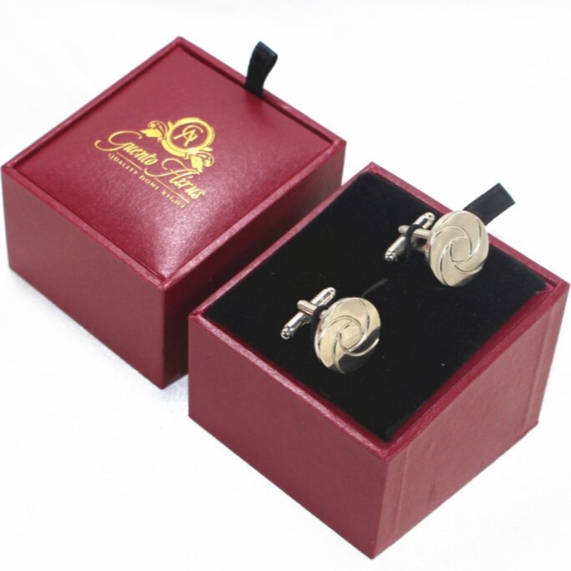 Artículo Caja cuadrada de cuero PU V-20X para clips de corbata o gemelos, etc. mm. 64 * 64 * 50, pesa alrededor de 64 g