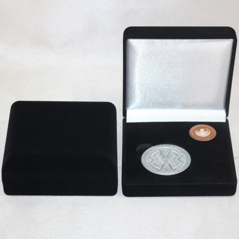 Artículo Caja de terciopelo de forma redonda D-33L para moneda, medalla e insignia, mm. 100 * 100 * 39 mm, pesa alrededor de 96 g