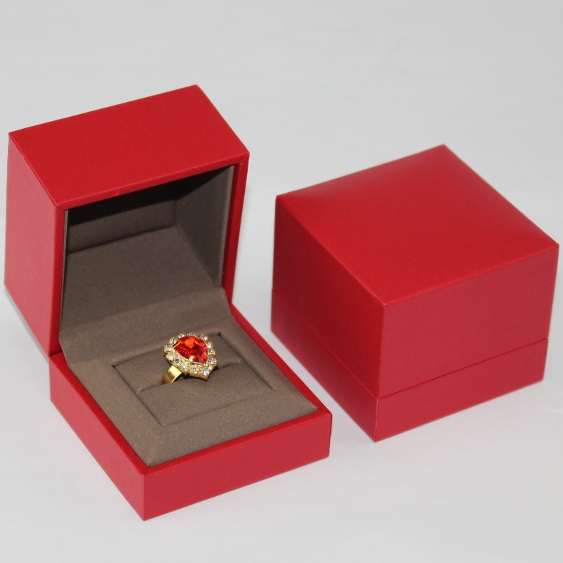 caja de embalaje de joyería exquisita caja de anillo de joyería roja de alta calidad personalizada con espuma de esponja, el tamaño es 68 * 68 * 56 mm