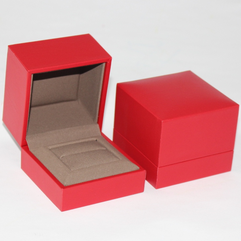 caja de embalaje de joyería exquisita caja de anillo de joyería roja de alta calidad personalizada con espuma de esponja, el tamaño es 68 * 68 * 56 mm
