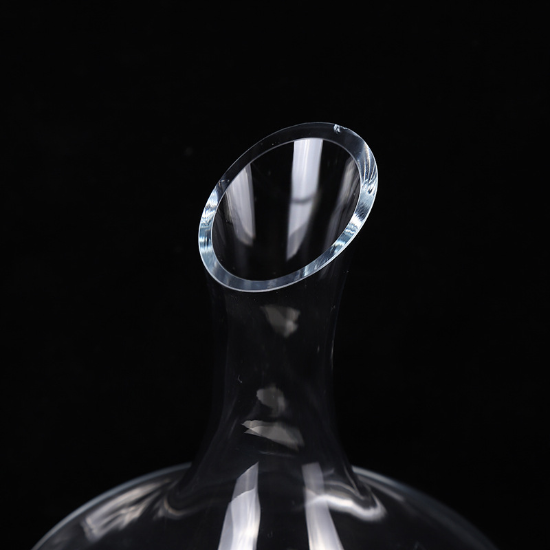 El nuevo decantador de vino 2020 de vidrio transparente, el decantador de vino inclinado simple sin mango, se puede personalizar para la venta al por mayor