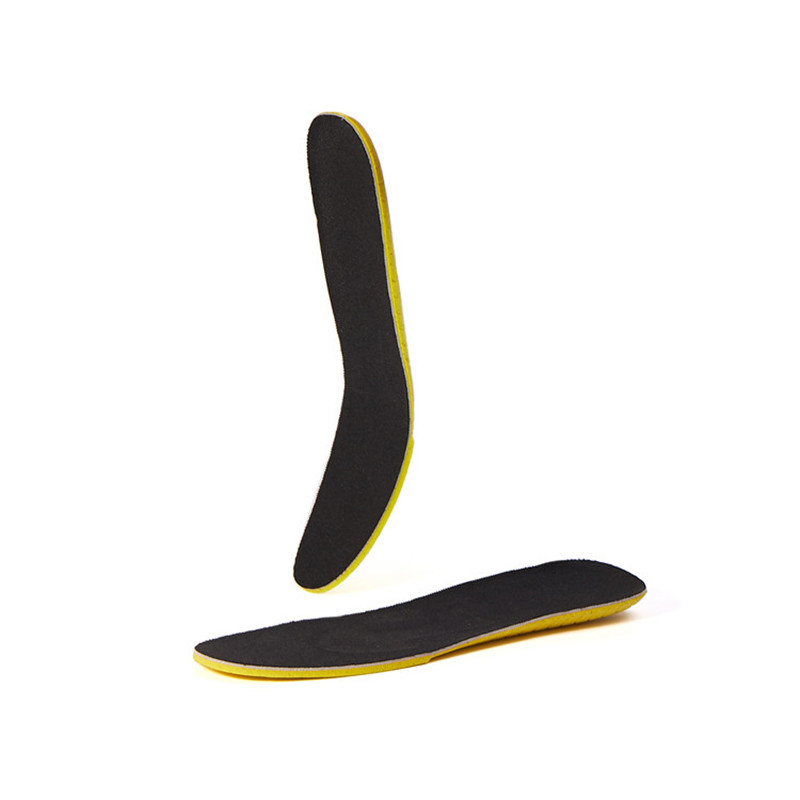 Zapatos de deporte de espuma de poliuretano de diseño reciente.