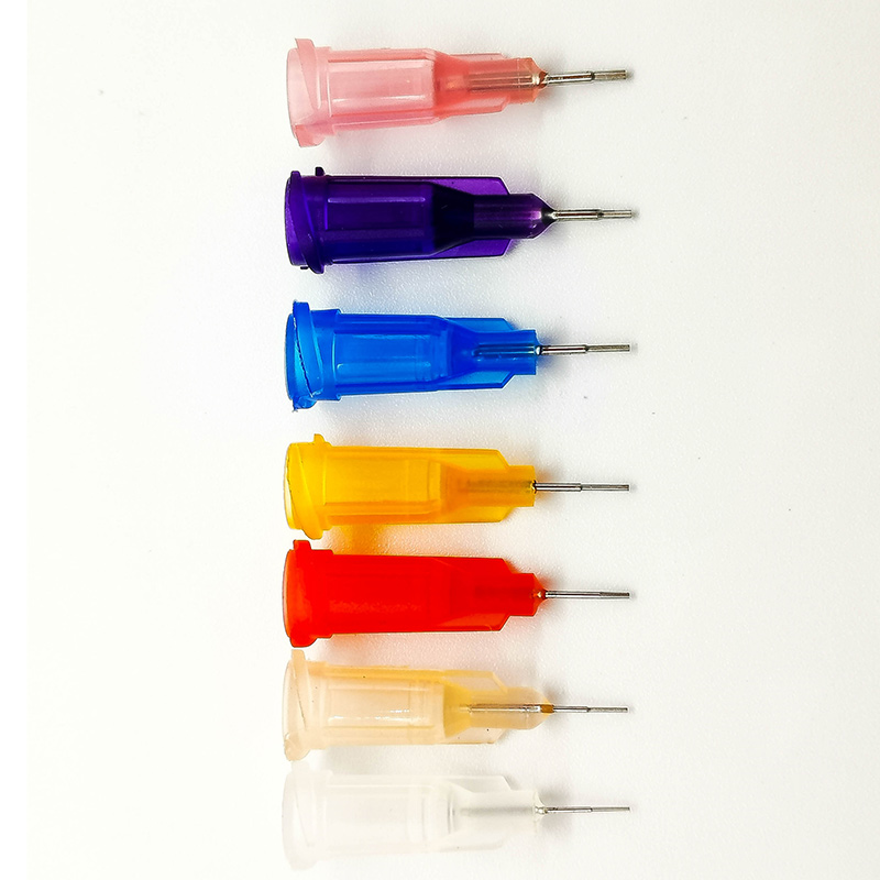 Aguja dispensadora tipo escalonada, especialmente formulada con dispensación lateral estrecha