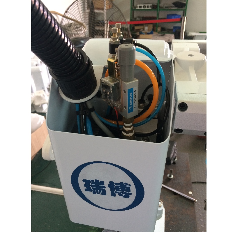 El robot de inyección de brazo inclinado chino está equipado con una interfaz de operación conversacional en inglés y chino. El operador está equipado con luces LED.