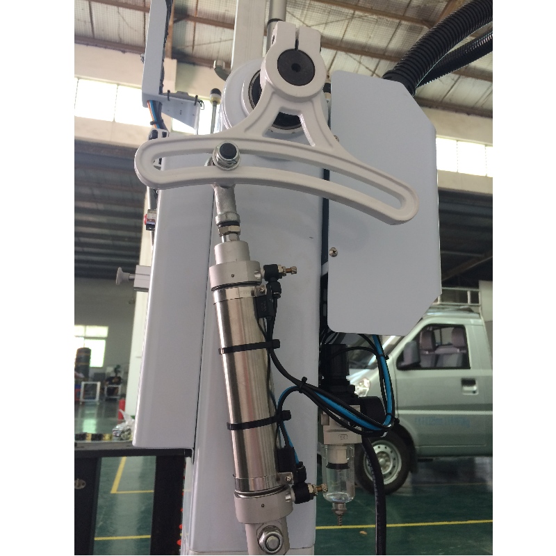 El robot de inyección de brazo inclinado chino está equipado con una interfaz de operación conversacional en inglés y chino. El operador está equipado con luces LED.