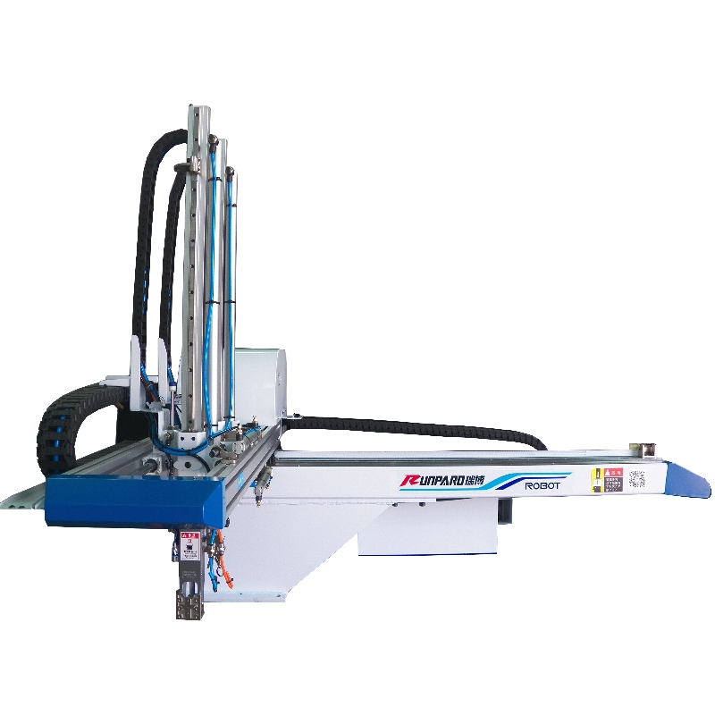 Se utiliza un robot de movimiento horizontal para eliminar productos de plástico de una máquina de moldeo por inyección.