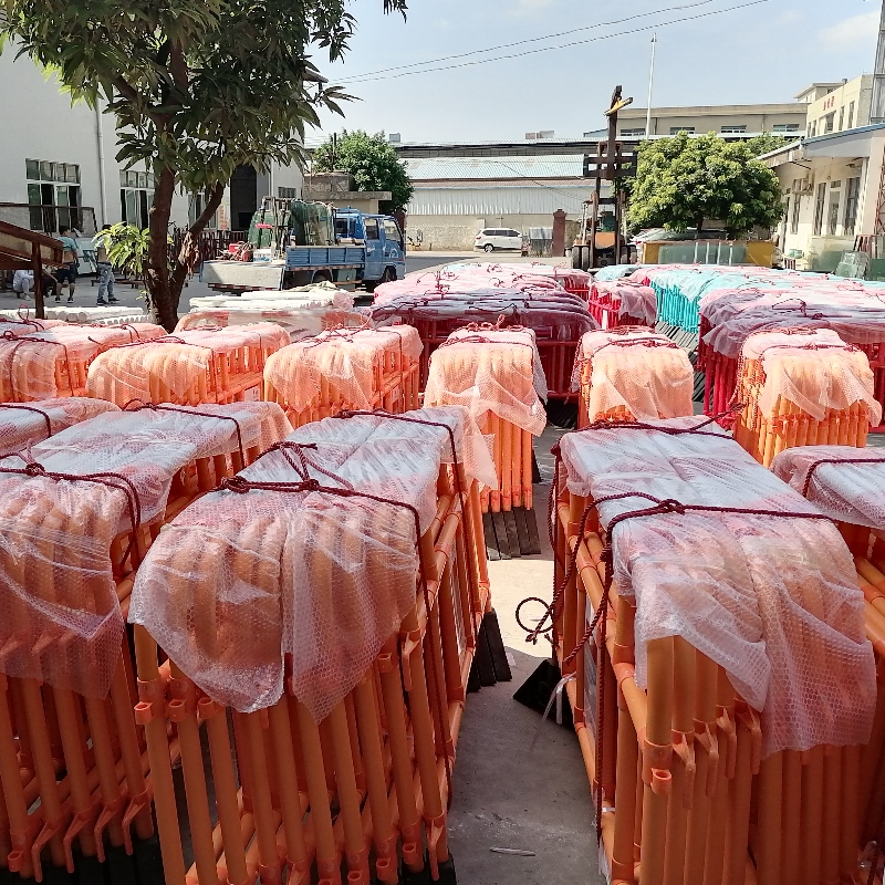 Barrera peatonal para conciertos, eventos deportivos y desfiles Barricada de plástico Barrera de PVC para aparcamiento Barrera de carretera para vehículos