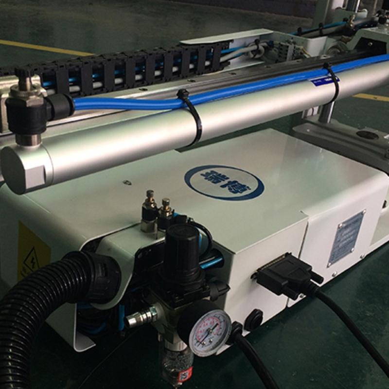 Brazo mecánico industrial y robot manipulador o brazo robótico neumático para automatización de talleres