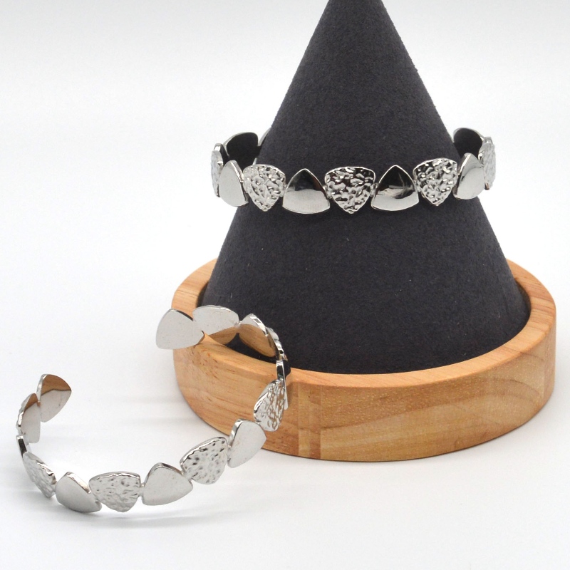Brazalete, brazaletto.