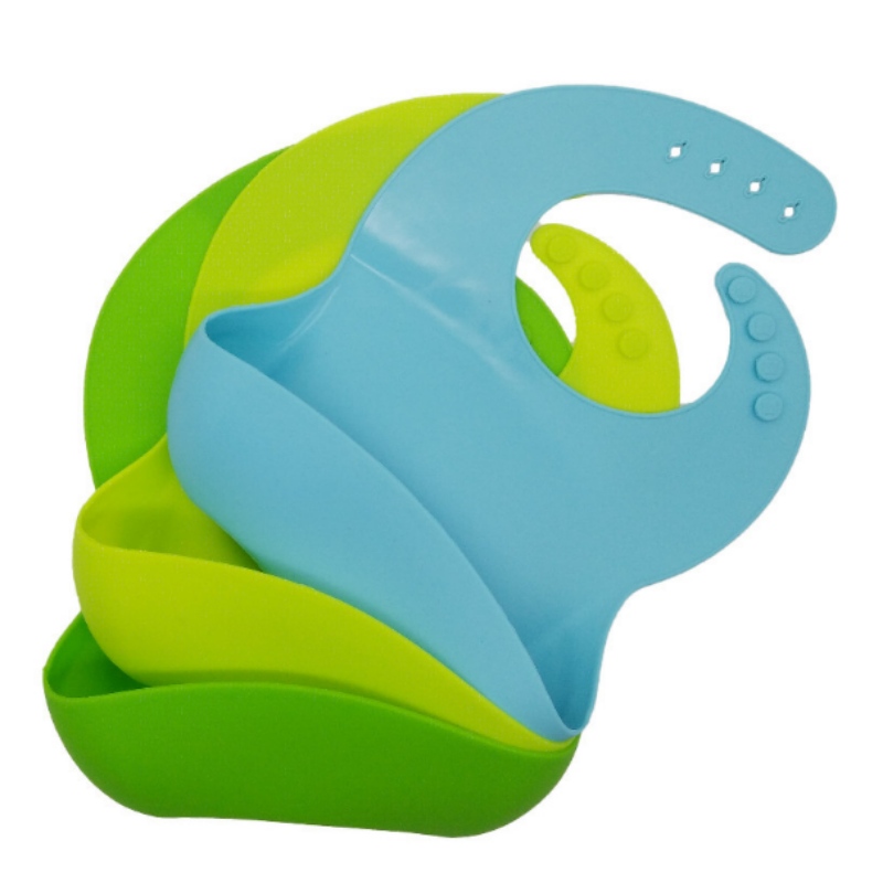 La fábrica provee un babero de silicona de alta calidad.