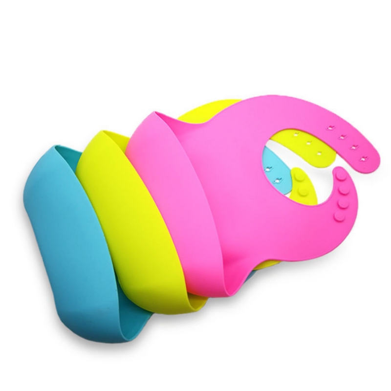 La fábrica provee un babero de silicona de alta calidad.