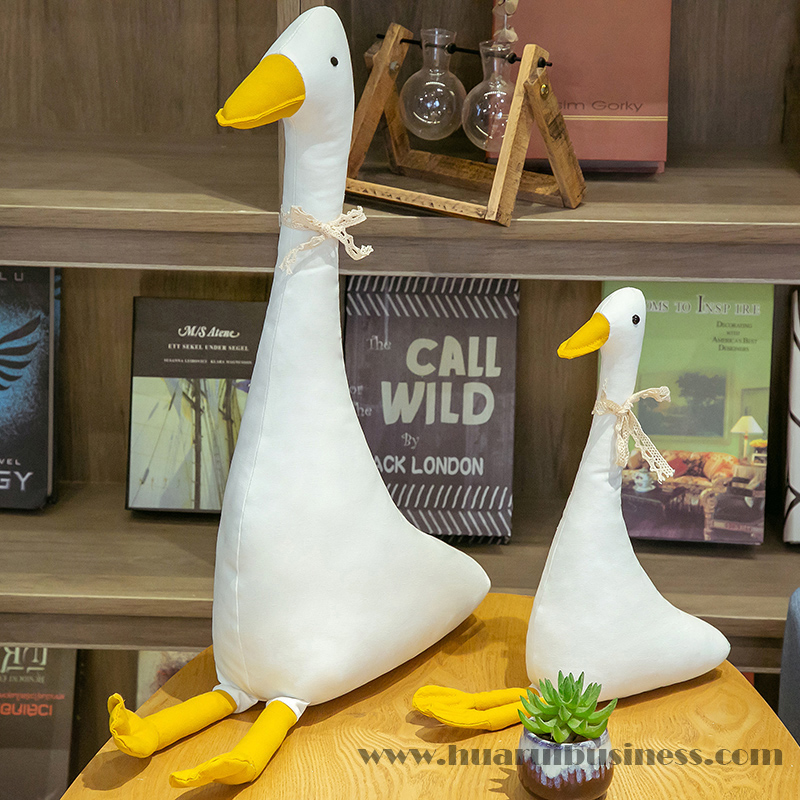 Lonas, juguetes de ganso blanco, muñecas de peluche y enseres domésticos