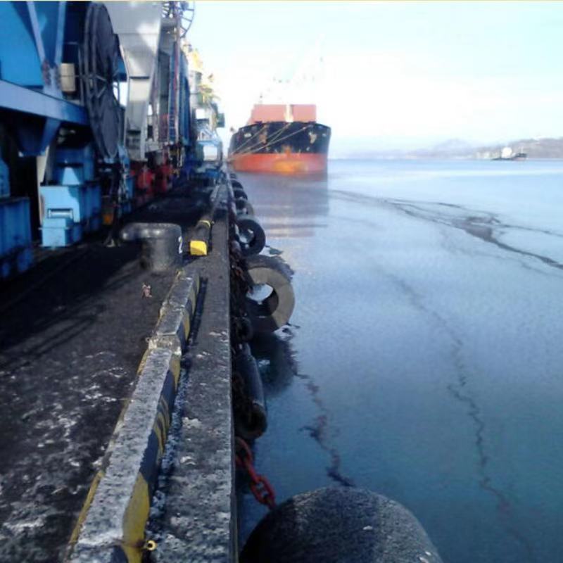 Muelles, muelles, barcos cilíndricos, escudos de caucho.