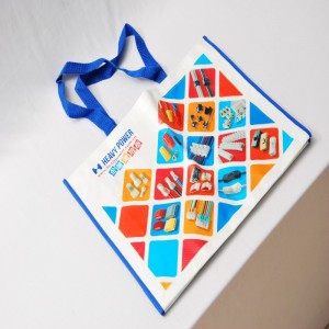 Bolso de compra con manija de moldeado