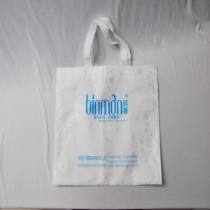 Bolso de compra con manija de moldeado