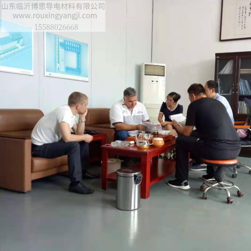 Clientes rusos vienen a mi Oficina a hacer negocios.