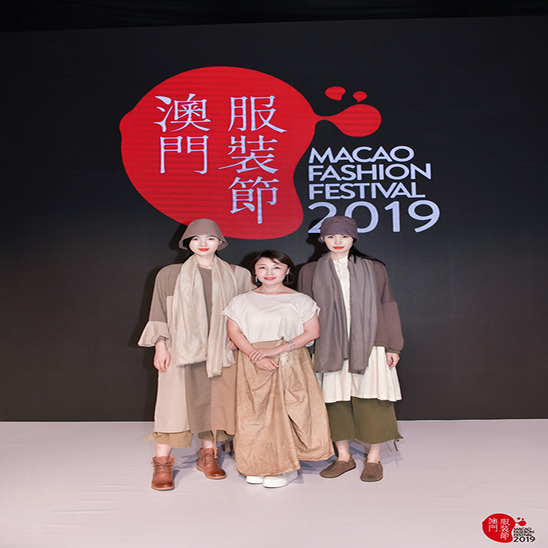 Retro y elegante, cheques blusas, pantalones de tela escocesa, falda a cuadros, elementos de tela escocesanunca son grasientos de usar.