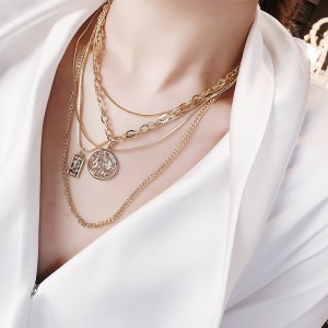 Cadena de suéter simple y versátil.