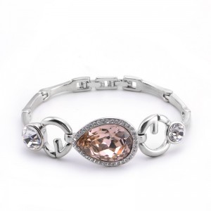 El brazalete austriaco en forma de corazón de cristal.