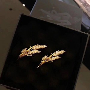 Broche de oro de trigo