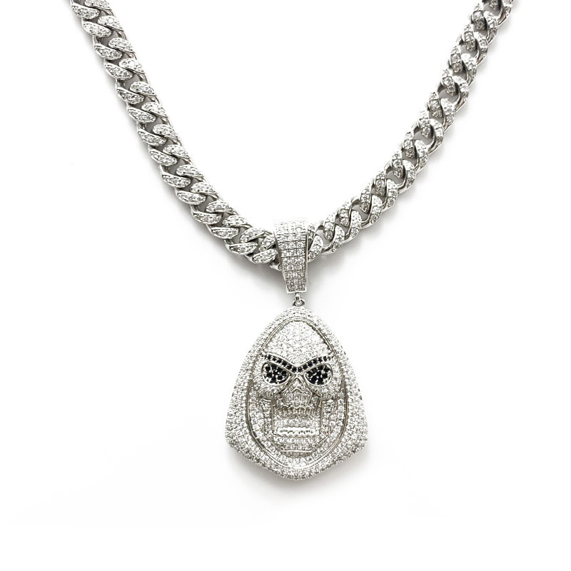 Lanueva cabeza de demonio de circón con incrustaciones de hip-hop se parece a un collar de diamantes.