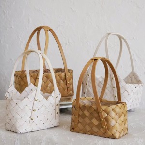 Manejar la cesta de la flor