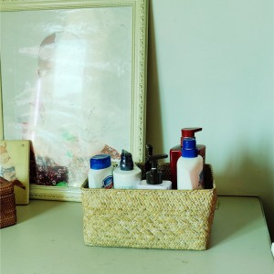 Cesta de pastos de mar tejidos a mano