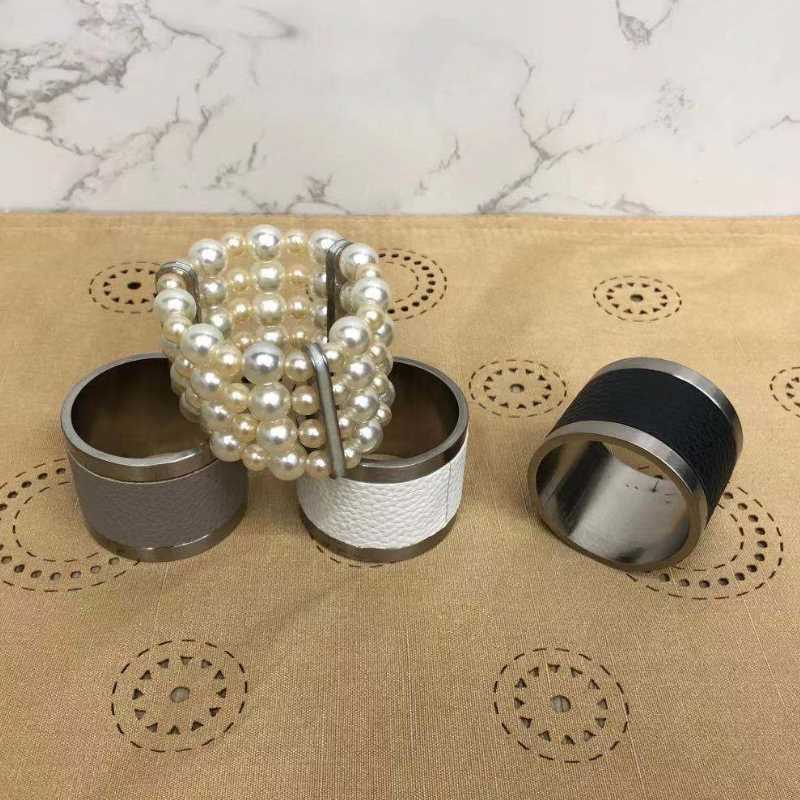 Hermosos anillos de servilleta hecha a mano de la servilleta