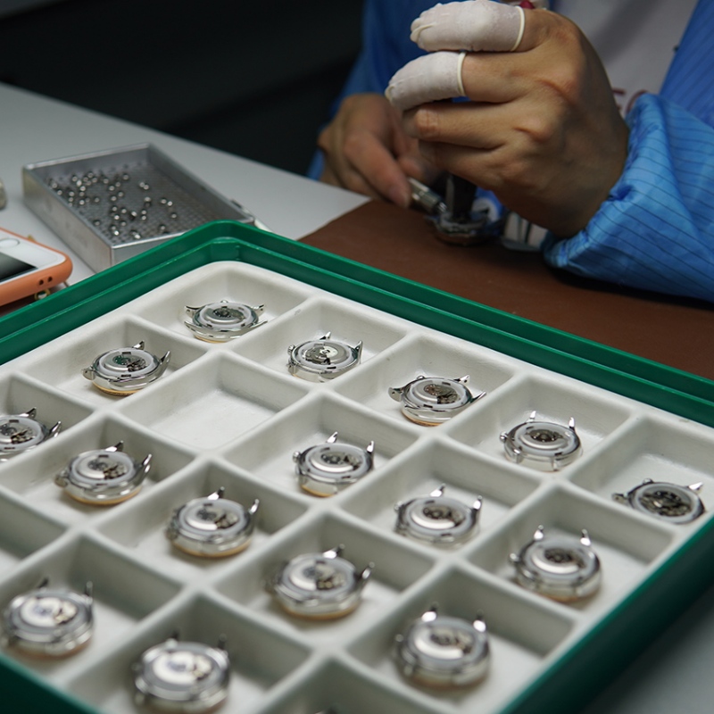 ¿Por qué los relojes y los relojes giran a la derecha??