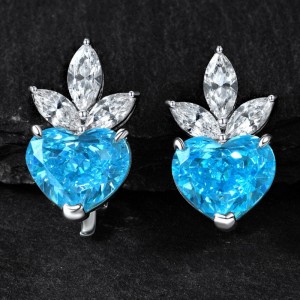 Arete de tierrasnuevas en forma de corazón