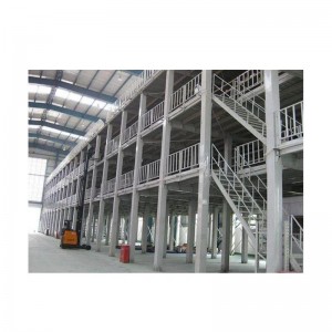 Plataforma de acero y escaleras