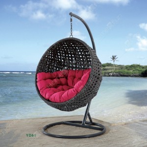 En los columpios de estilo interior moderno, sillas colgantes de huevos, columpios al aire libre, patios, columpios de caña, sillas colgantes de huevos tejidas en jardines