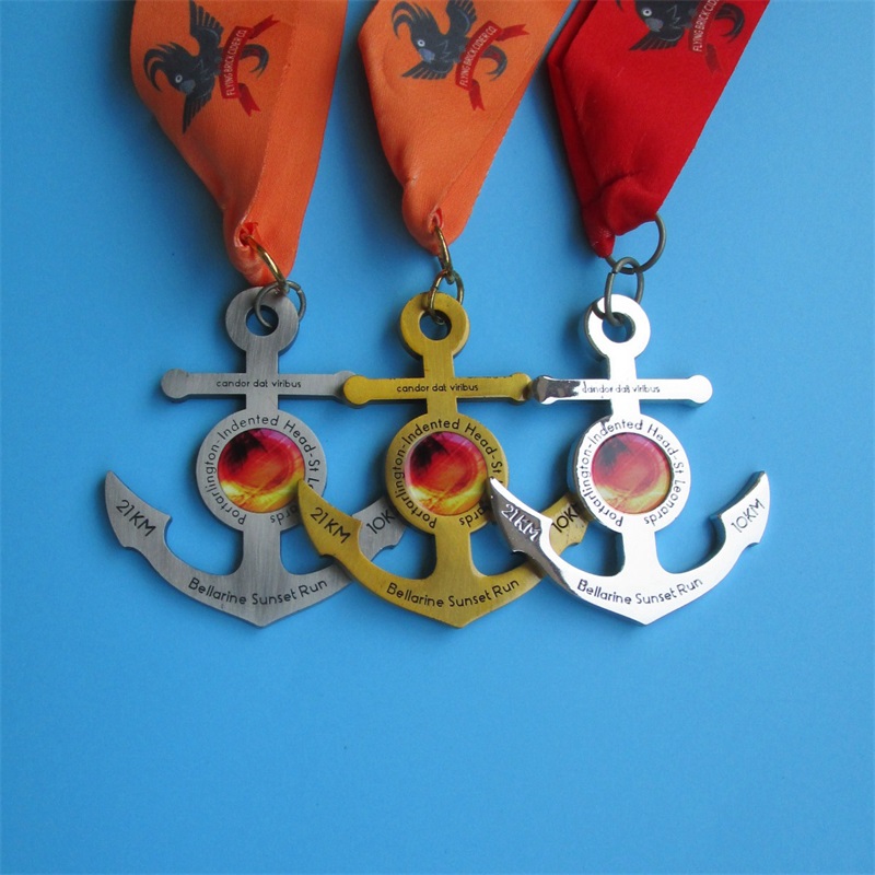Medallas de premio con medallas deportivas de metal de carreras de oro de oro en blanco.