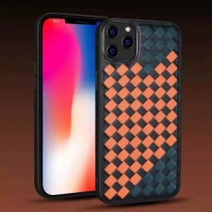 Es adecuado para la caja del teléfono móvil iPhone 14Pro de Apple. Es una caja de cuero de cuero de cuero de color tejido a mano de moda con buena resistencia a la caída y resistencia a la mano de la mano