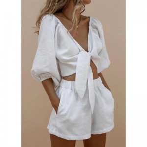 Mujeres encajan a la parte superior del set de pantalones cortos