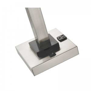 Lámpara de mesa de mesita denoche en la habitación