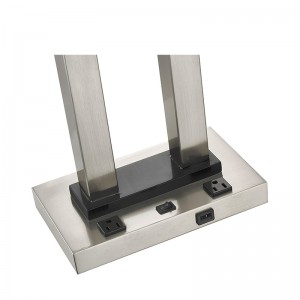 Lámpara de mesa doble de mesita denoche en la habitación