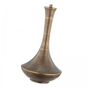 Lámpara decorativa de mesa de hierro antiguo en el espacio público