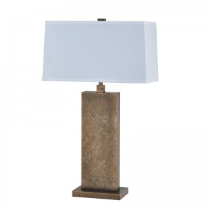 Lámpara decorativa de mesa de hierro antiguo en la entrada del espacio público