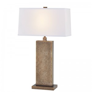 Lámpara decorativa de mesa de hierro antiguo en la entrada del espacio público