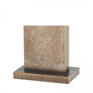 Lámpara decorativa de mesa de hierro antiguo en la entrada del espacio público