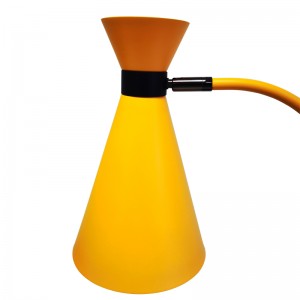 Lámpara de escritorio de dos tonos con acabadonegro y amarillo claro, un interruptor de balancín en/off y dos salidas convenientes en la habitación