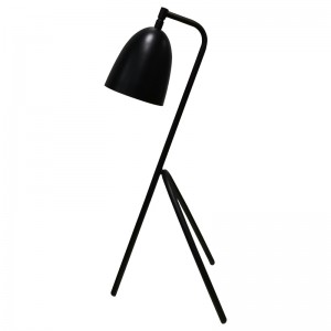 Lámpara de escritorio de tres patas con acabadonegro y un cambio de balancín en/off en la línea en la habitación