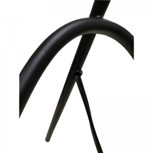 Lámpara de escritorio de tres patas con acabadonegro y un cambio de balancín en/off en la línea en la habitación