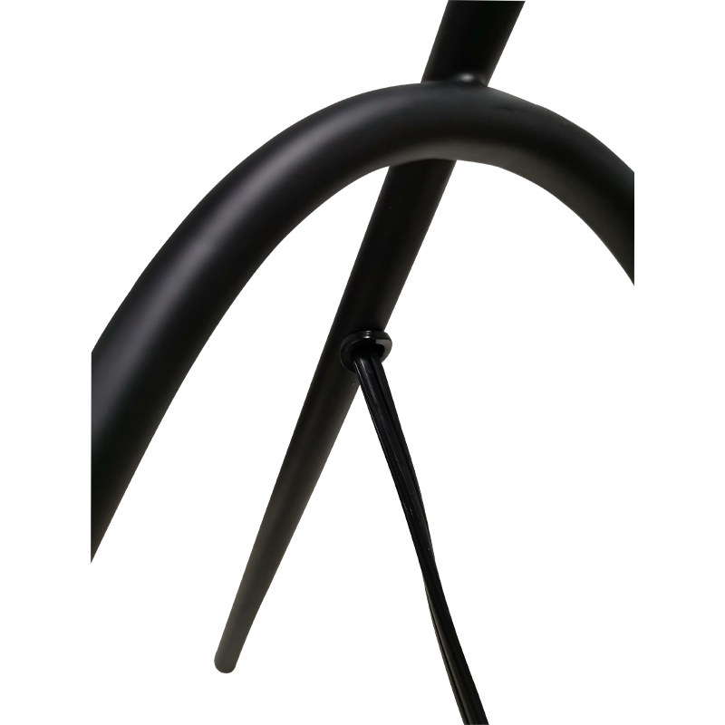 Lámpara de escritorio de tres patas con acabadonegro y un cambio de balancín en/off en la línea en la habitación