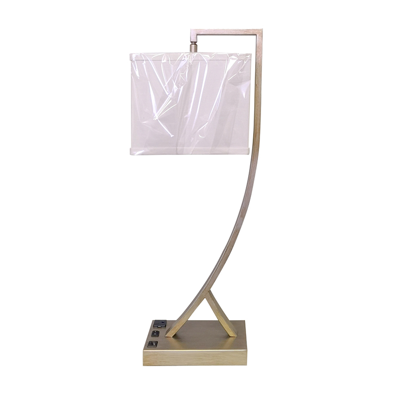 Lámpara de escritorio de acabado plateado antiguo con un interruptor de balancín On/off, una salida conveniente y un puerto de carga USB en la habitación