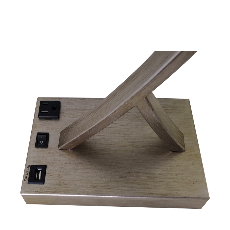 Lámpara de escritorio de acabado plateado antiguo con un interruptor de balancín On/off, una salida conveniente y un puerto de carga USB en la habitación