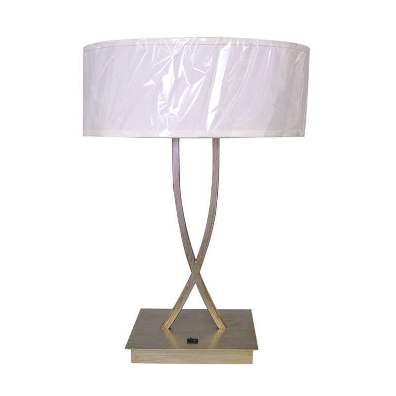 Dos lámparas de escritorio de acabado plateado antiguo y ligero con un interruptor rocker en/off en la habitación